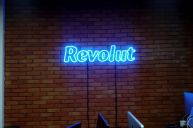 Неоновая вывеска Revolut