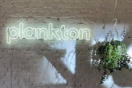 Foto-01-neon-office-logo-plankton