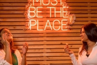 Foto-01-neon-resto-this-must-be-the-place