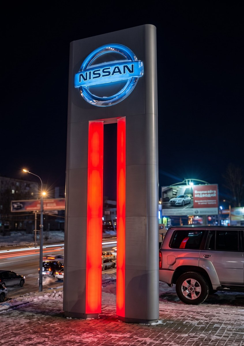 Пилон Nissan ночью с внутренней светодиодной подсветкой