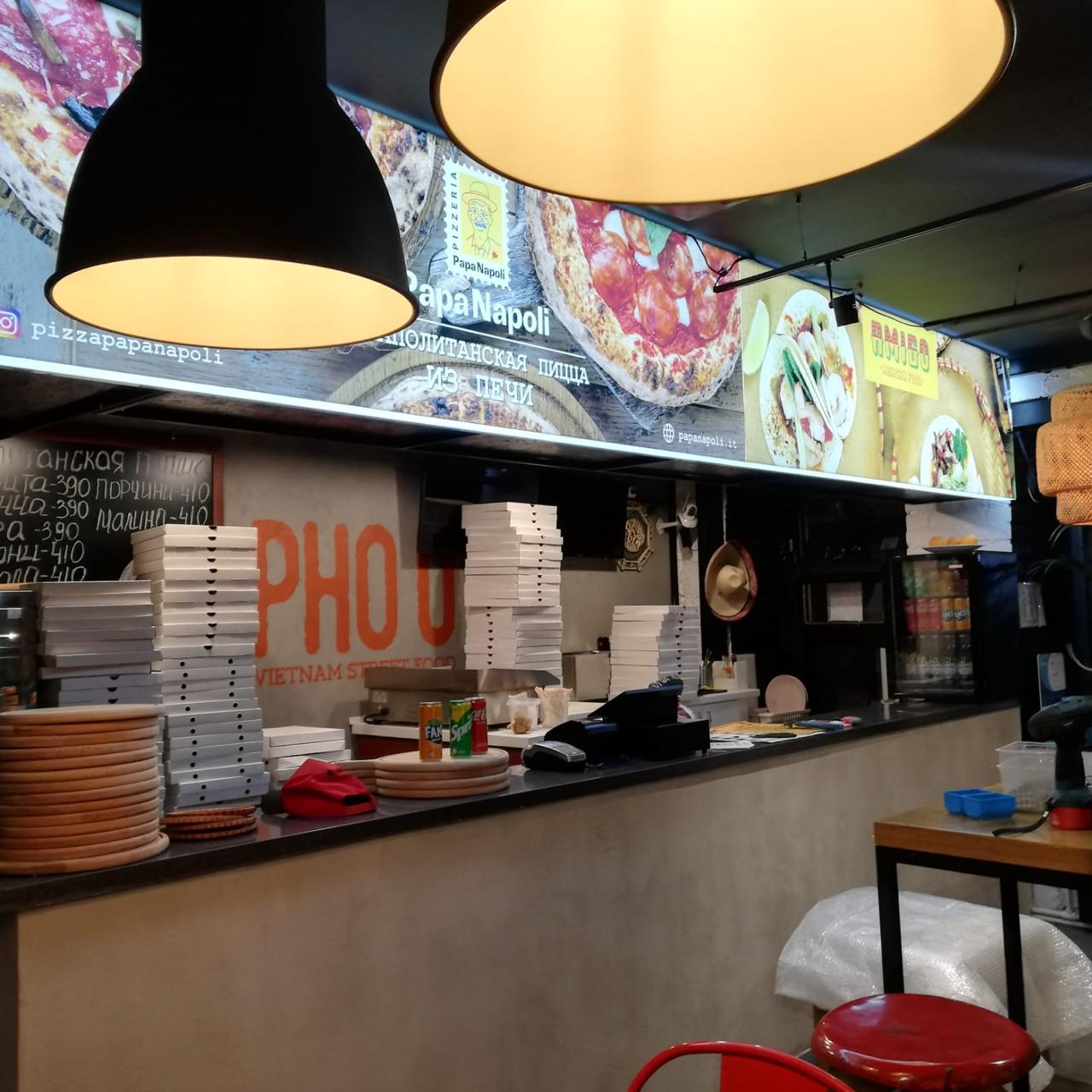 Подсвеченное меню лайтбокс в кафе над стойкой