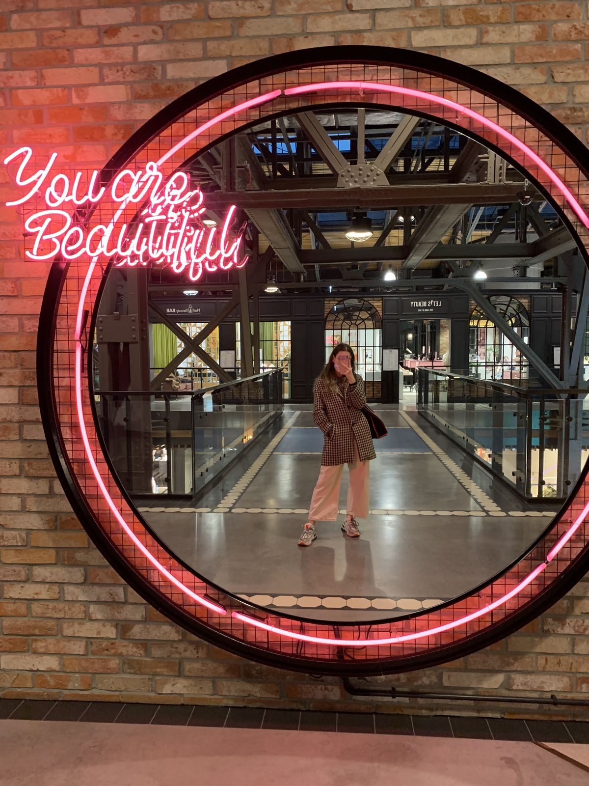 Неоновое зеркало с надписью You are Beautiful в торговом центре — фотозона в магазине одежды