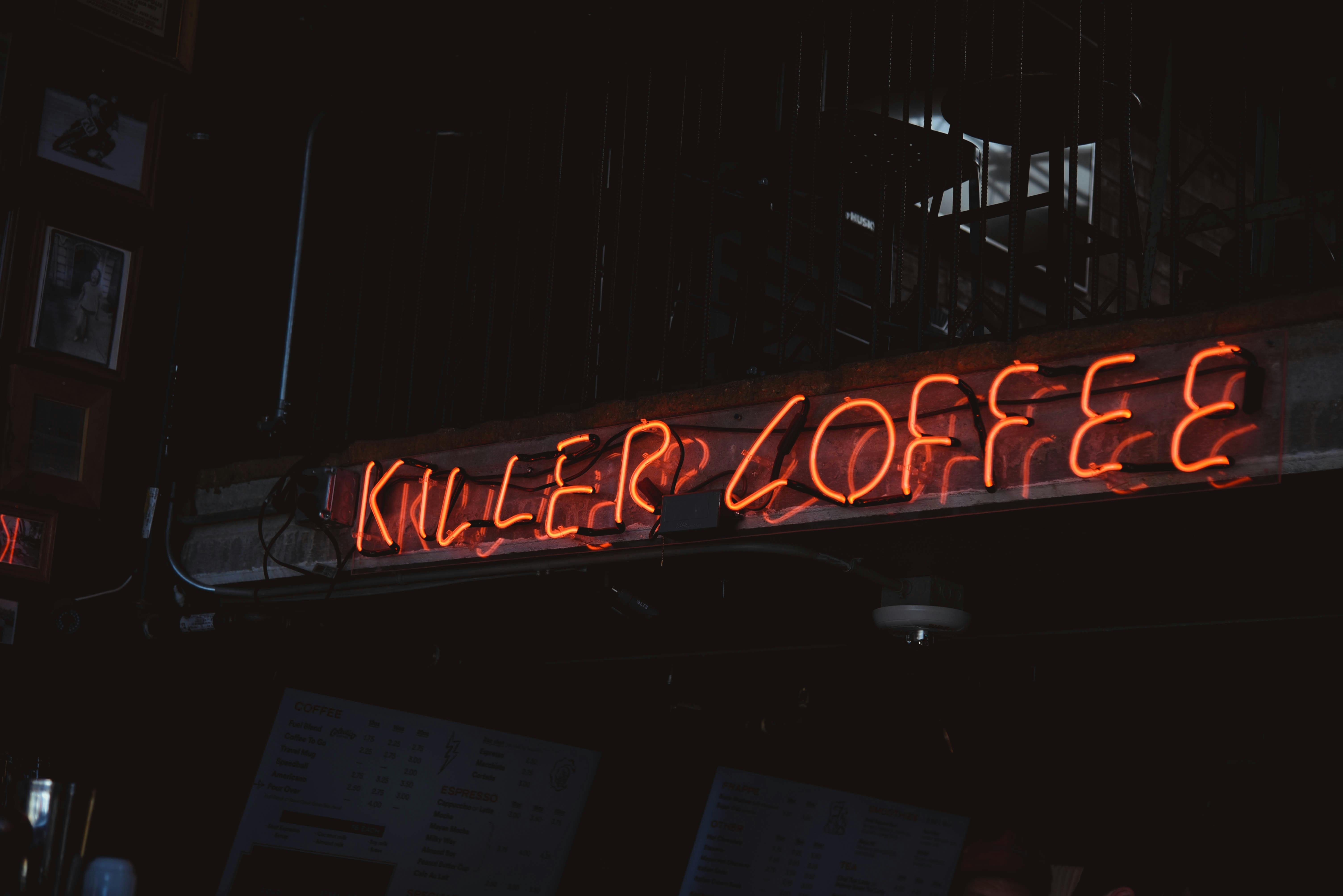 Неоновая вывеска Killer Coffee в витрине кофейни, США