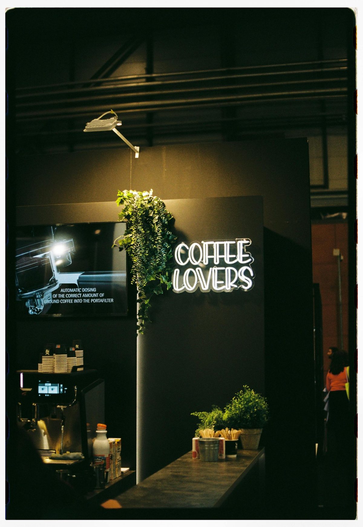 Неоновая надпись Coffee Lovers над стойкой кофейни
