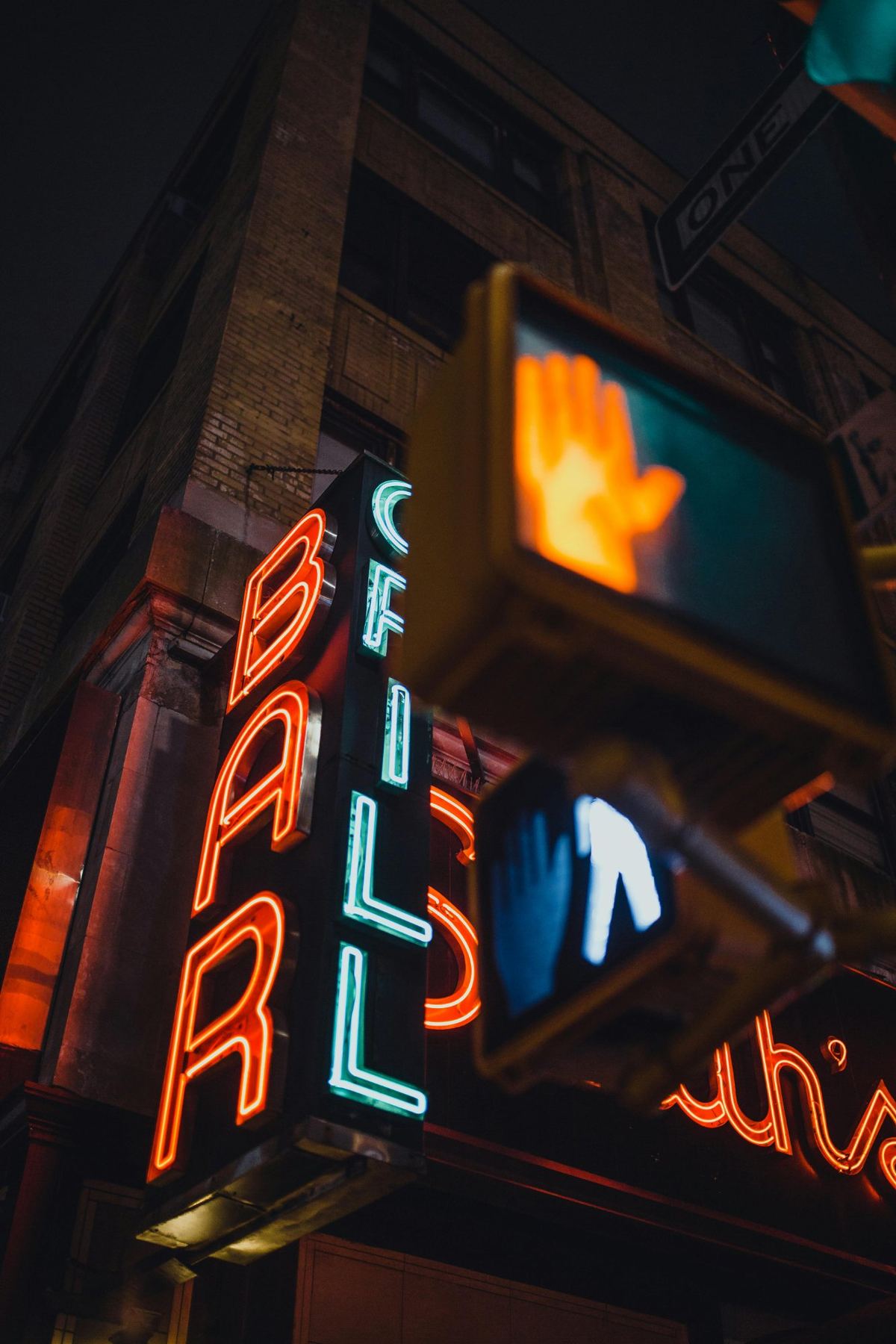 Неон Bar and Grill — атмосфера еды и характер заведения