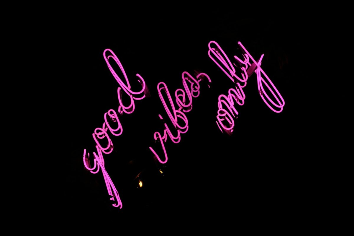 Розовая неоновая надпись good vibes only