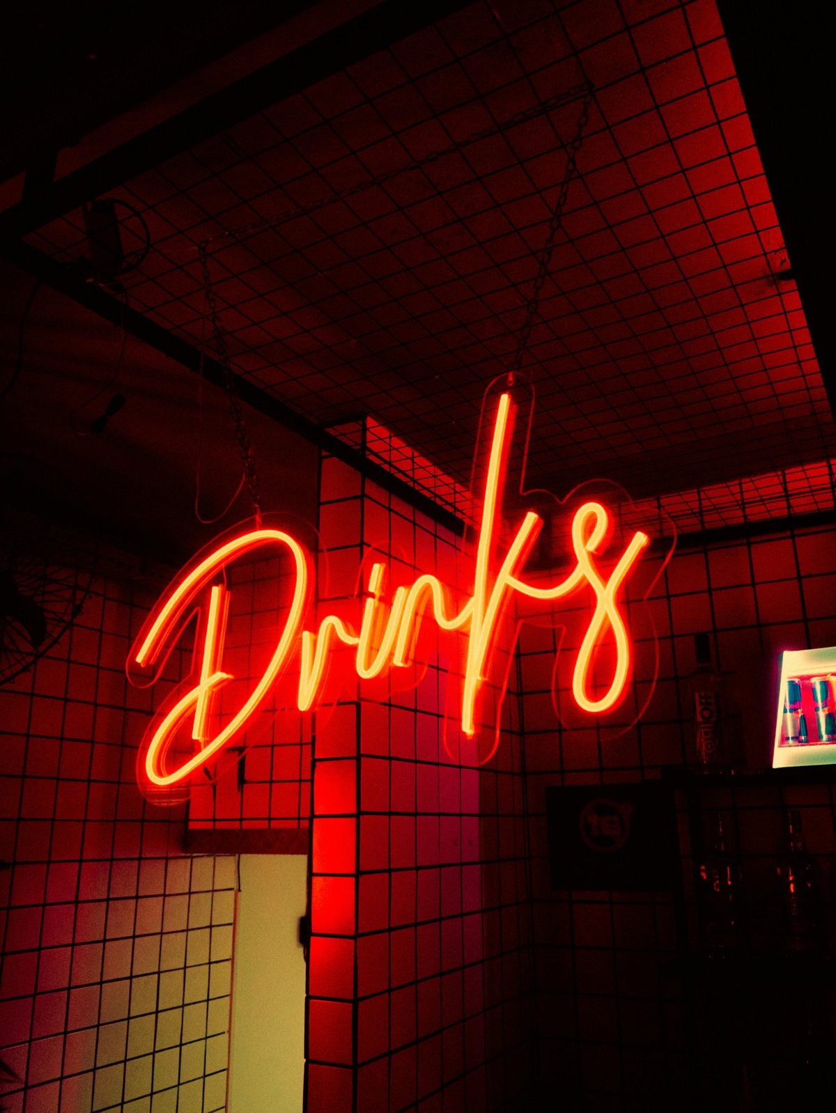 Неоновая надпись Drinks в интерьере — тёплое финальное впечатление