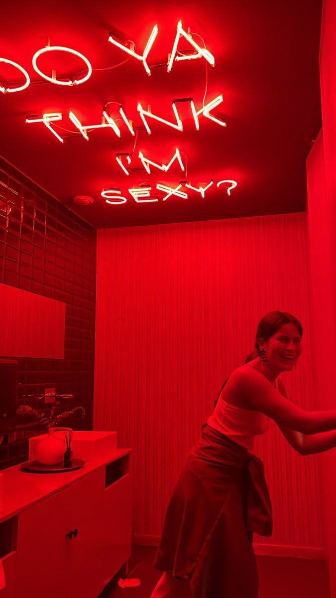 Неоновая надпись Do Ya Think I'm Sexy на потолке туалета ресторана