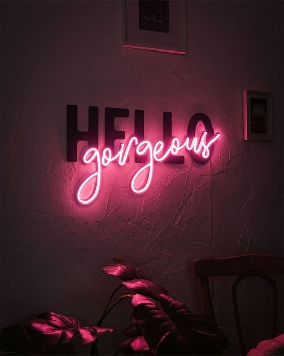Неоновая надпись Hello gorgeous розовым неоном на тёмной стене