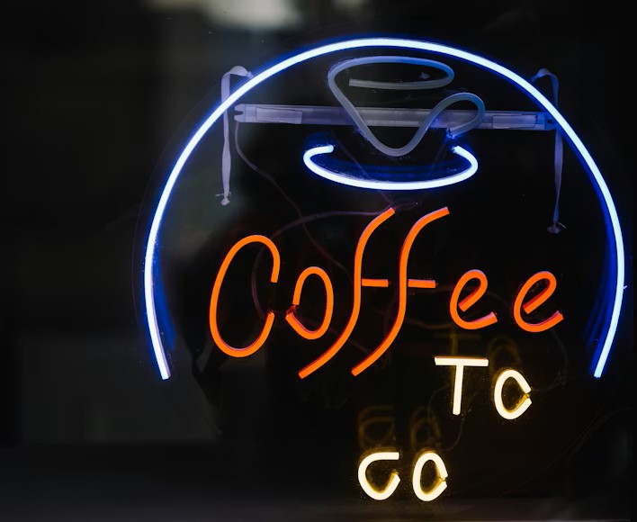 Неоновая надпись Coffee to go — зона выдачи заказов